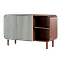 Moderne houten kast met ribbeldeuren en open vakken