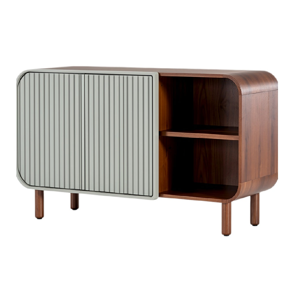 Moderne houten kast met ribbeldeuren en open vakken