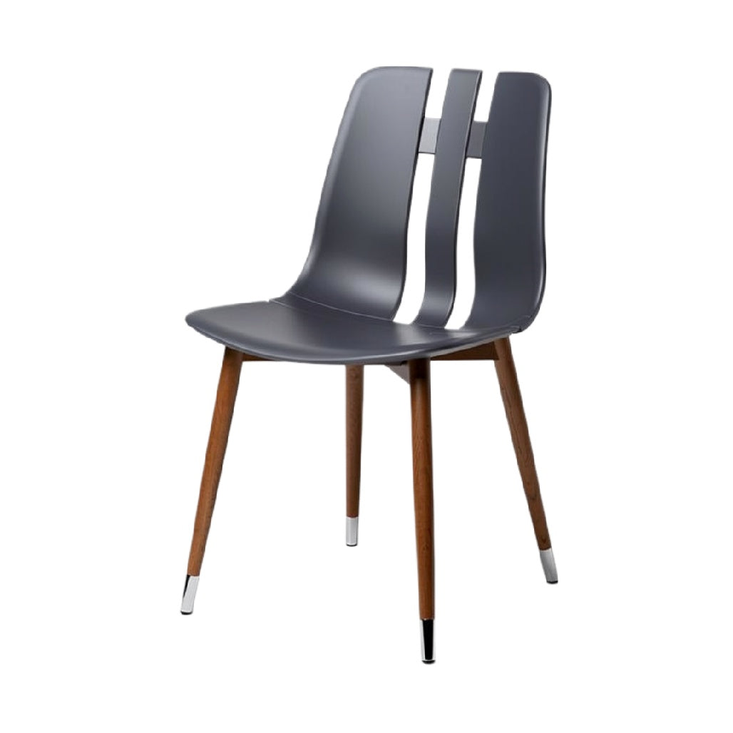 Moderne kunststof stoel met houten poten